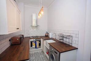 Fridge, microwave, oven, stovetop - Cosy 1 Bed Apartment Near Loch Lomond (West Dunbartonshire Council)