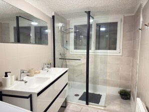 Appartement | Badkamer | Een haardroger, handdoeken