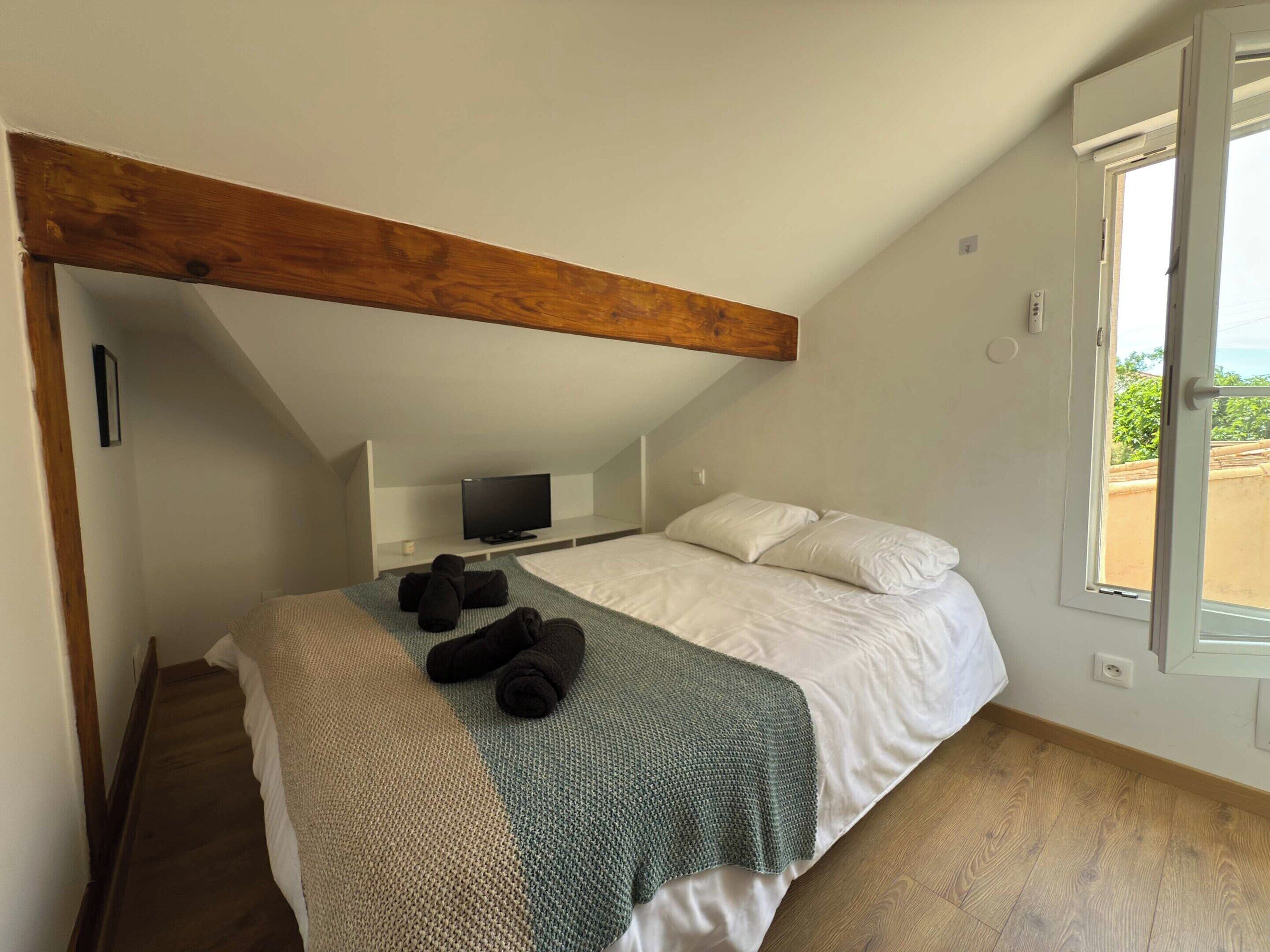 4 bedrooms, iron/ironing board, bed sheets