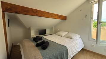 4 bedrooms, iron/ironing board, bed sheets