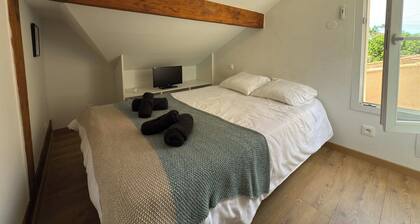 Coastal Comfort - Large Home Near Sea