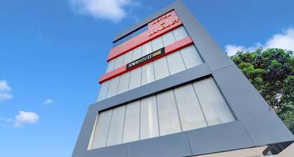 Super Townhouse OAK The Dev Regency