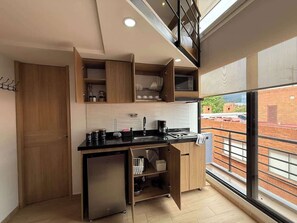 Kühlschrank, Wasserkocher mit Kaffee-/Teezubehör