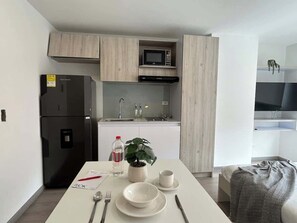 Kühlschrank, Mikrowelle, Ofen, Wasserkocher mit Kaffee-/Teezubehör