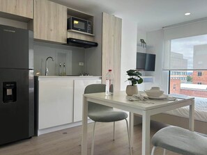 Kühlschrank, Mikrowelle, Ofen, Wasserkocher mit Kaffee-/Teezubehör