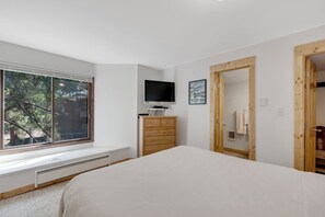 2 chambres, bureau, accès à Internet, literie fournie