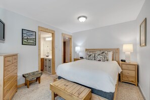 2 bedrooms, desk, internet, bed sheets