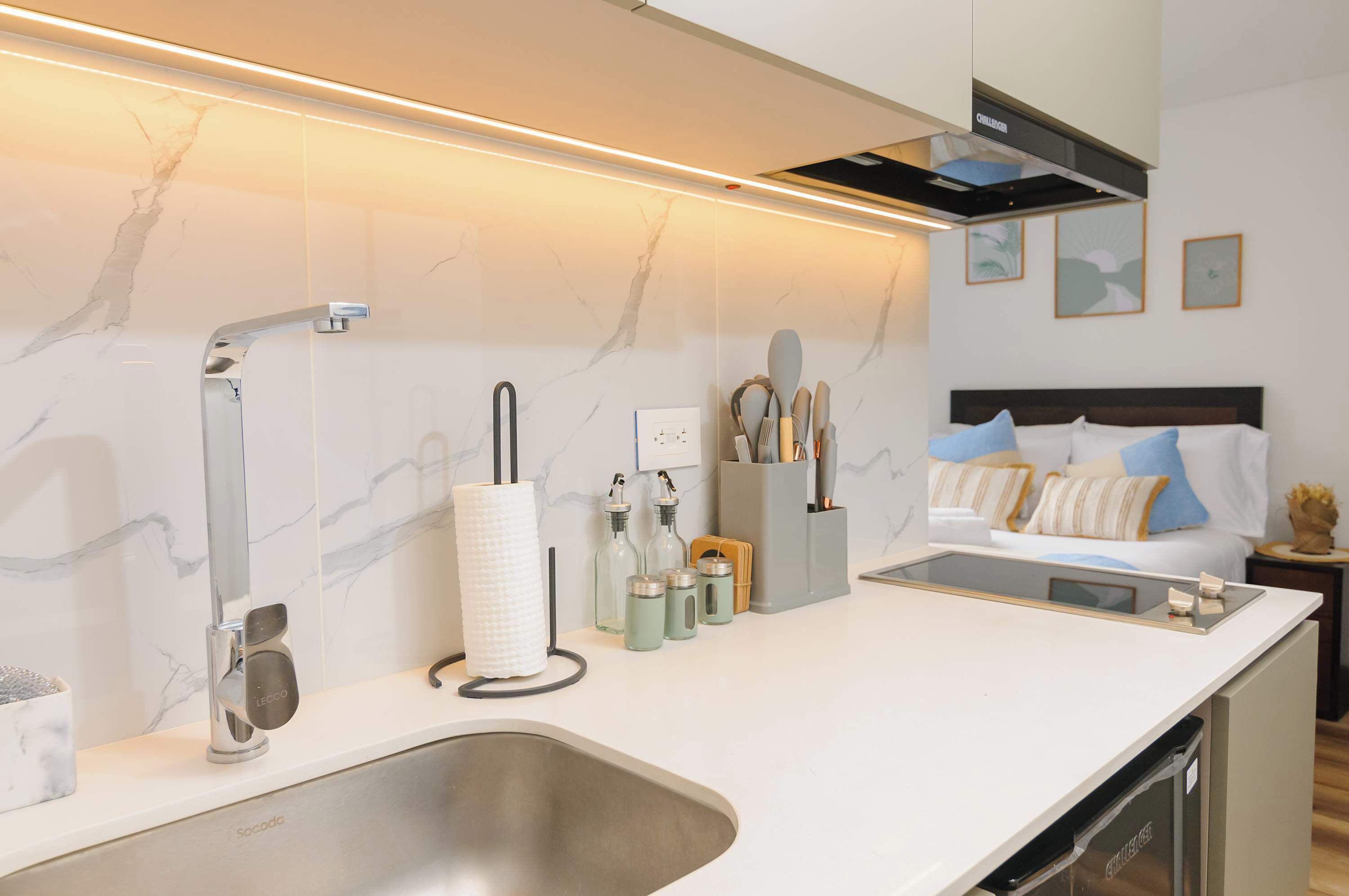 Réfrigérateur, micro-ondes, plaque de cuisson, cafetière/bouilloire