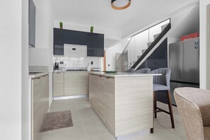 冷蔵庫、電子レンジ、オーブン、コンロ