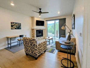 Smart TV, fireplace