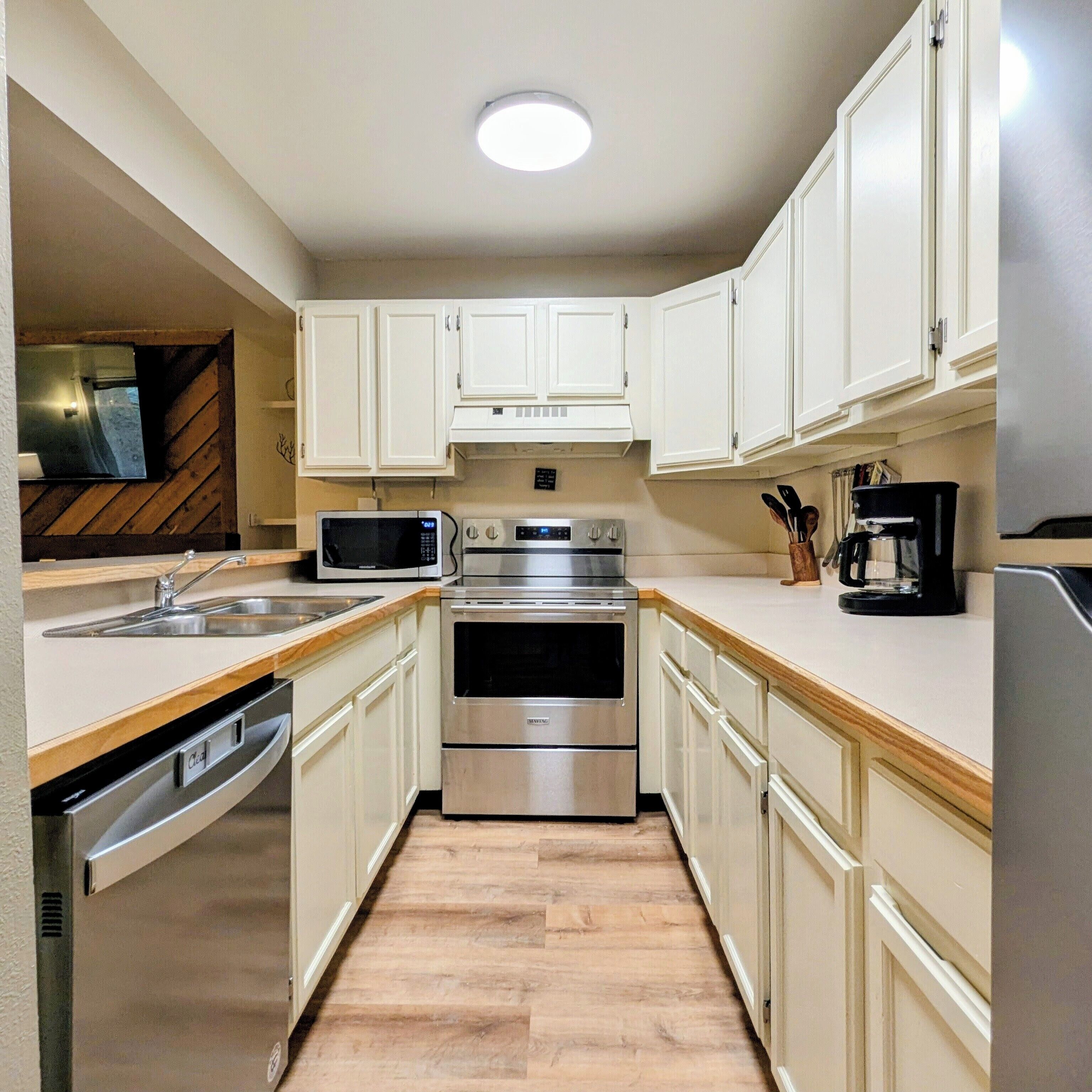 Kylskåp, mikrovågsugn, ugn och spishäll