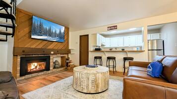 Smart TV, fireplace