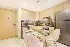 Réfrigérateur, four à micro-ondes, un four, surface de cuisson