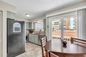 Fridge, microwave, oven, stovetop - ☀Spacious 3 Level Townhouse, Beachfront, Pool! (Redington Shores)