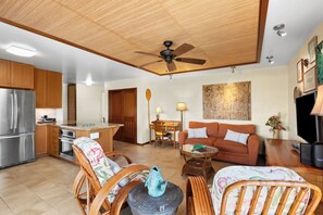 TV - Alii Villas#322 Stunning & Special Top Floor Condo with Ocean Views (KAILUA KONA)