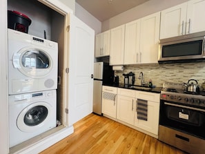 Fridge, oven, stovetop, coffee/tea maker