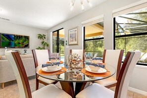 Villa, 4 Bedrooms | Dining