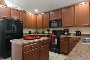 Private kitchen | Fridge, oven, coffee/tea maker, toaster - Veranda Palms 4br Villa: Pool, Spa & Game Room 4 Bedroom Villa (Kissimmee)