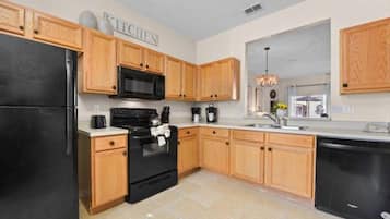 Townhome, 3 Bedrooms | Private kitchen | Fridge, oven, coffee/tea maker, toaster