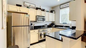 Cozinha privada | Geladeira, fogão, cafeteira/chaleira, torradeira