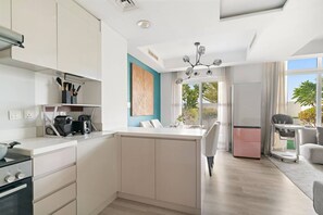 Cafeteira/chaleira, geladeira, micro-ondas, fogão
