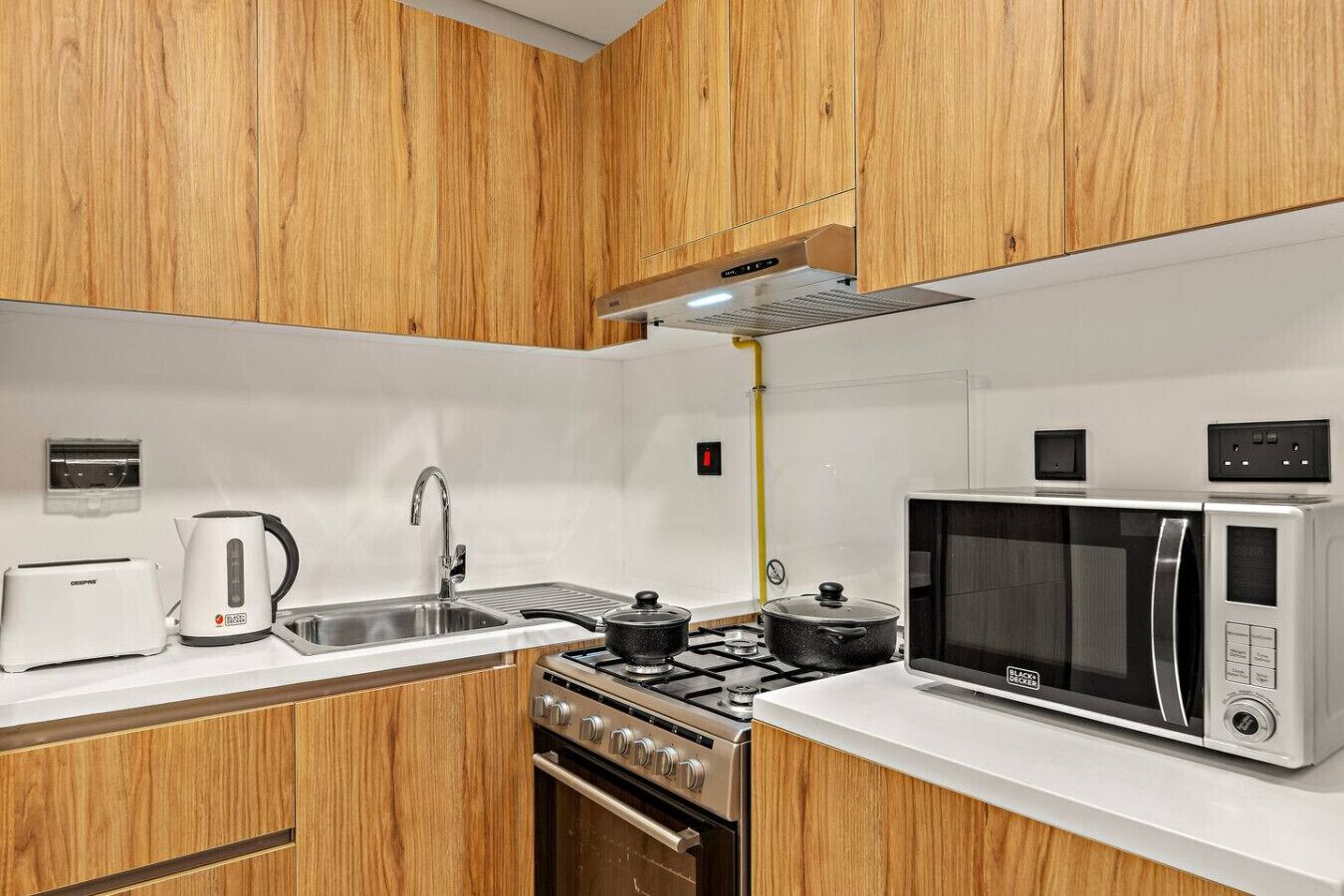 Kjøleskap, mikrobølgeovn, ovn og kokeplater