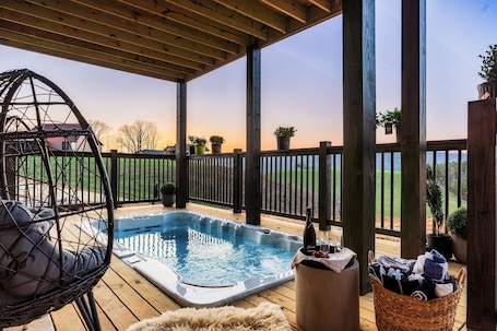 Cabin, 4 Bedrooms | Outdoor spa tub