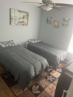 3 habitaciones, tabla de planchar con plancha, wifi y ropa de cama 