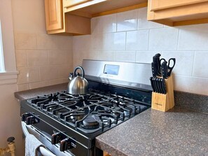 Fridge, oven, stovetop, coffee/tea maker