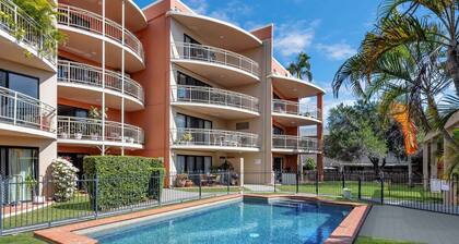 Steps from The Strand 2BR & 2BA Riveria Retreat, Pool & Castle Hill Views