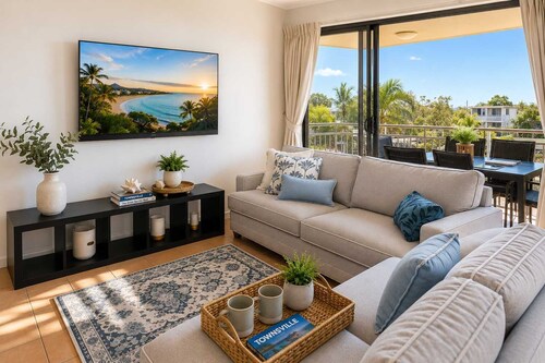 Townsville 2BR Apartment Near The Strand with Pool & Castle Hill Views