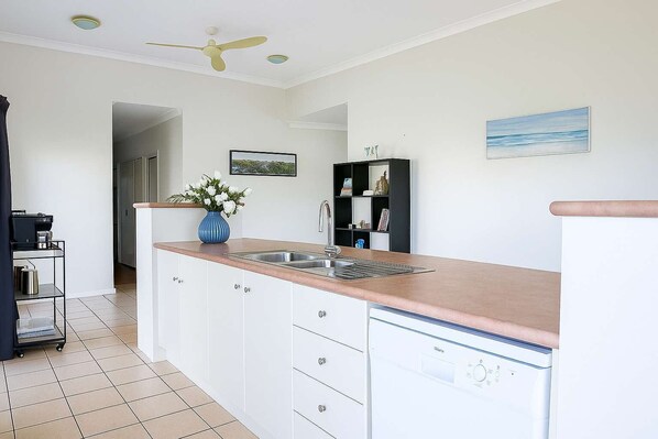 Fridge, microwave, oven, stovetop - Townsville 2BR Apartment Near The Strand with Pool & Castle Hill Views (North Ward)