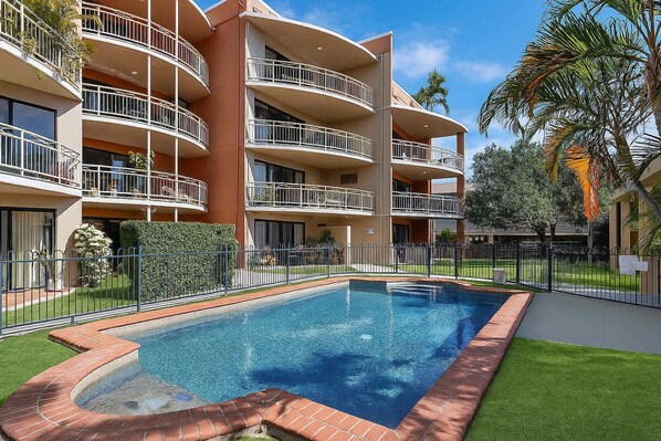 Outdoor pool - Townsville 2BR Apartment Near The Strand with Pool & Castle Hill Views (North Ward)