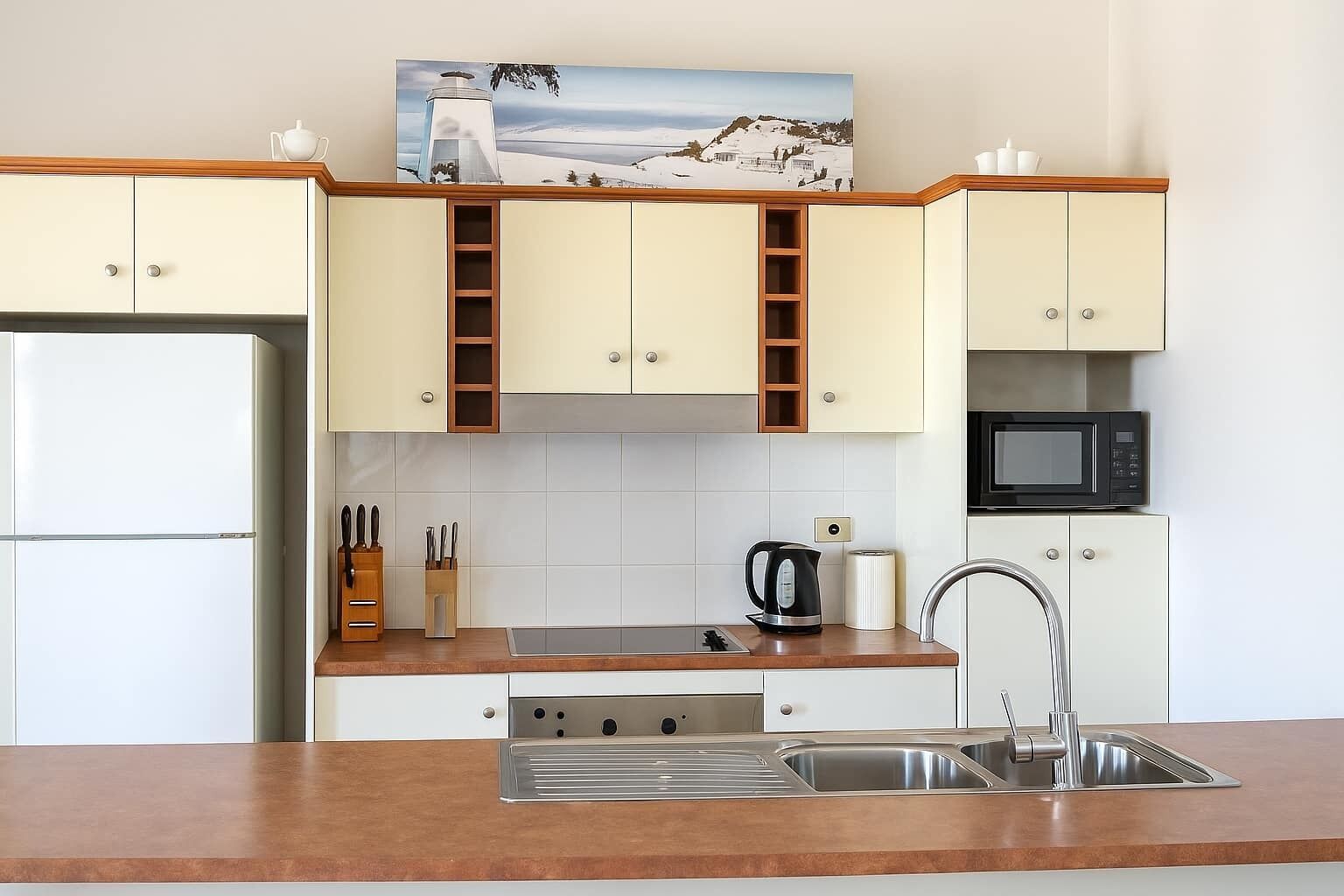 Jääkaappi, mikroaaltouuni, uuni, liesi