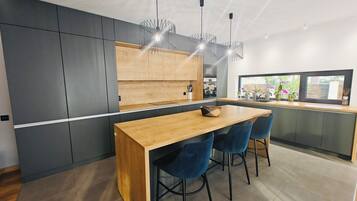 Micro-ondes, four, plaque de cuisson, lave-vaisselle