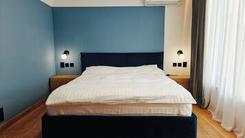 4 bedrooms, iron/ironing board, WiFi, bed sheets