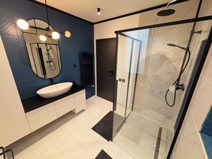 Douche, séchoir à cheveux, bidet, serviettes fournies