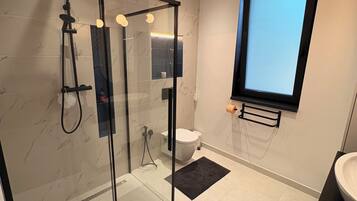 Douche, sèche-cheveux, bidet, serviettes fournies