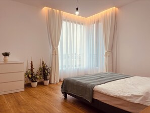4 bedrooms, iron/ironing board, WiFi, bed sheets