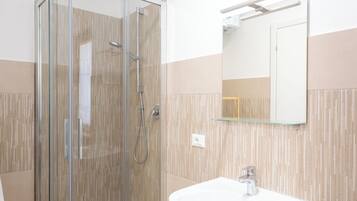 Dusche, Haartrockner, Bidet, Handtücher