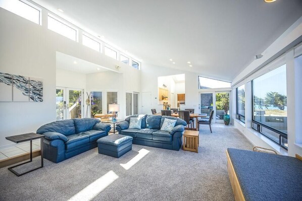 Smart TV, fireplace, DVD player, ping pong