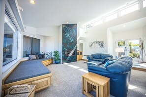 スマートテレビ、暖炉、DVD プレーヤー、卓球台