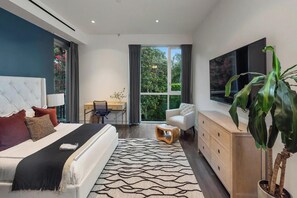 8 bedrooms, iron/ironing board, internet, bed sheets