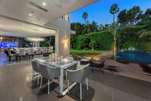 屋外ダイニングエリア