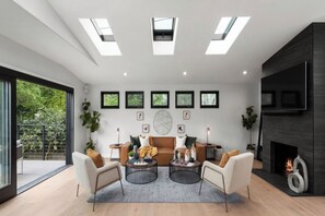 Smart TV, fireplace, offices - Farley Court - Stylish Hillside Residence with Stunning Views (Studio City)