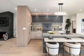 Fridge, microwave, oven, stovetop - Farley Court - Stylish Hillside Residence with Stunning Views (Studio City)