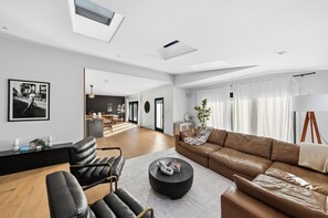 Smart-TV, peis og kontorer