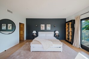 3 bedrooms, desk, iron/ironing board, WiFi