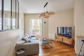 Apartment | Living area - Modern Apartment Invalides Eiffel Tower (Paris)