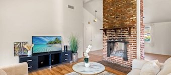 Perfect Family Home With Fireplace Spacious Yard